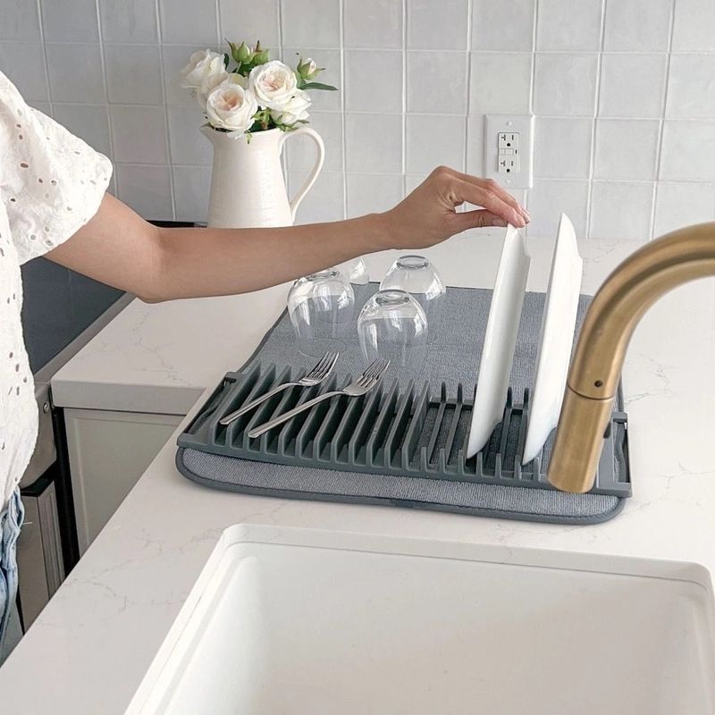 Casa si Gradina - Bucatarie si vesela - Organizare si depozitare bucatarie - Scurgator vase - Scurgator de vase si tacamuri pliabil, cu covoras absorbant din microfibra - Infinity.ro