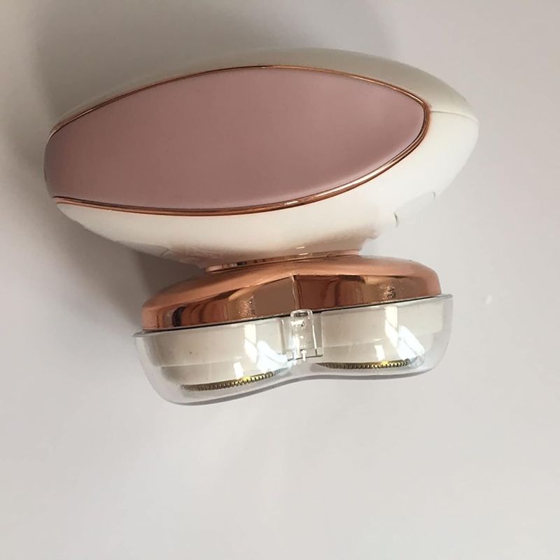 Ingrijire personala si Cosmetice - Aparate & accesorii ingrijire personala - Aparate de ras si tuns - Aparate de ras electrice - Aparat electric de ras pentru femei Flawless Legs, fara fir, cu LED, 9x6x5.5cm, Alb-Rose-Gold - Infinity.ro