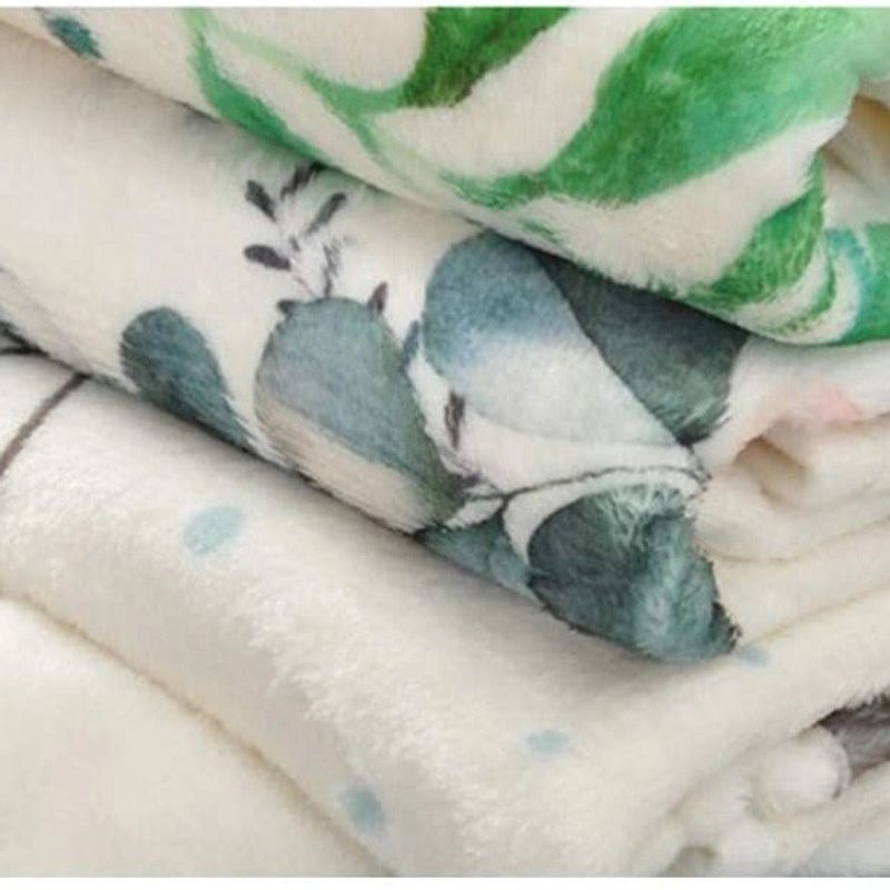 Casa si Gradina - Textile si covoare - Pături și cuverturi - Paturici copii - Noua Paturica plusata pentru fotografii 100x150 cm Drool (Model: Bursuci) - Infinity.ro