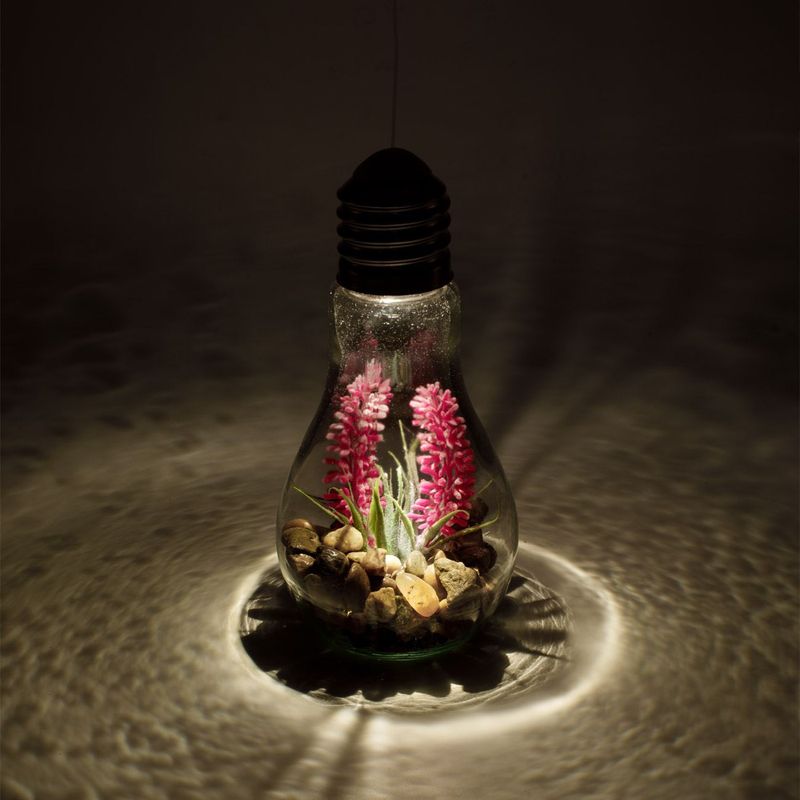 Casa si Gradina - Corpuri si surse de iluminat - Becuri si tuburi neon - Becuri - Bec decorativ led, model 11 x 19cm, sticla transparent, pietre maro, floare fucsia, functioneaza cu baterii inclusiv - Infinity.ro