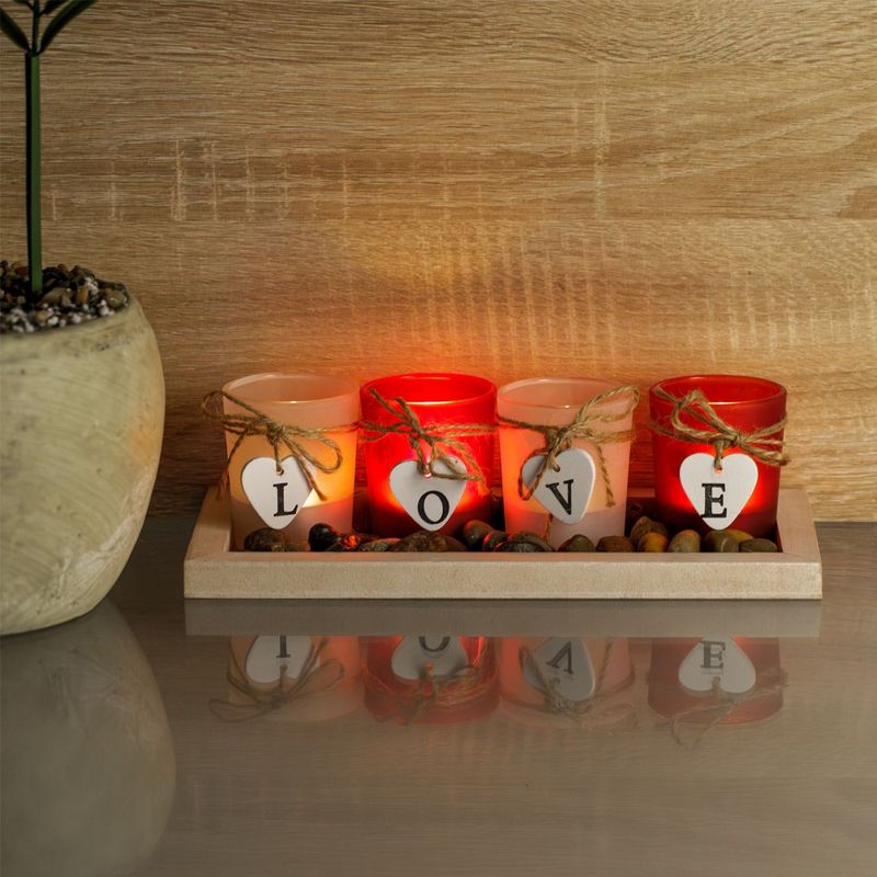 Casa si Gradina/Decoratiuni/Aromaterapie si lumanari/Suporturi lumanari - Suporturi pentru lumanari, "love", set 4 bucati, multicolor, baza din lemn, pahare din sticla, decor inimi si pietris - Infinity.ro