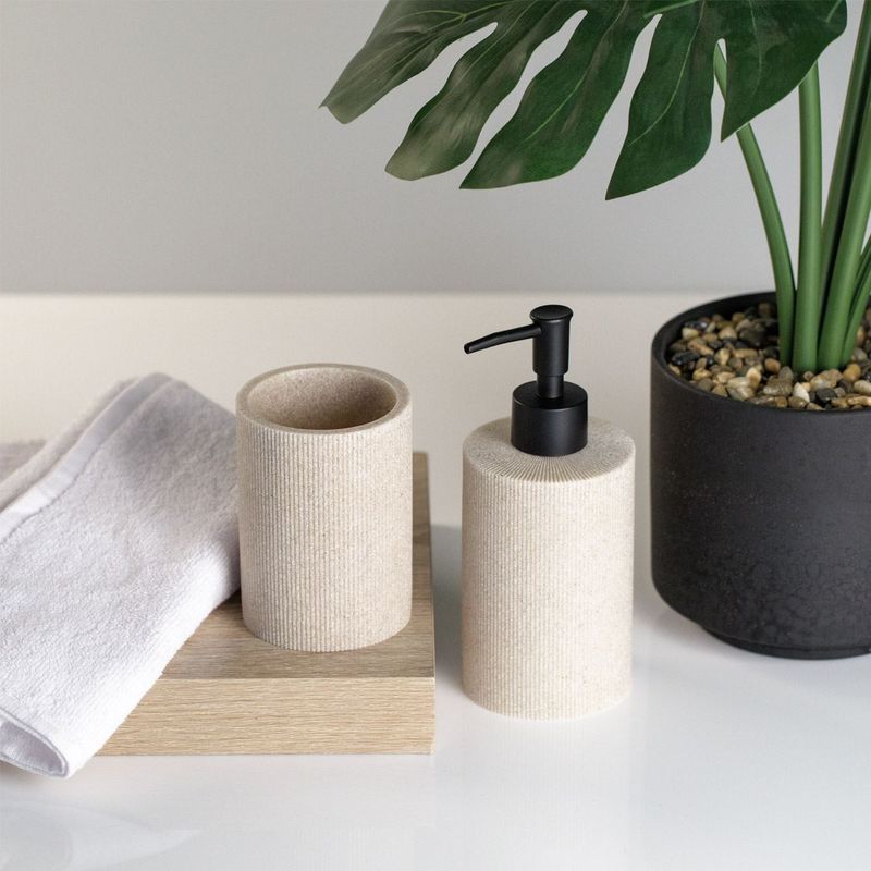 Casa si Gradina - Sanitare - Suporturi si accesorii baie - Suporturi baie - Suport periute de dinti, rotund, polyresin, dungi reliefate, bej, diametru 7.5 xinaltime 10.5 cm, capacitate 0,29 l - Infinity.ro