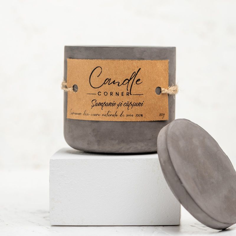 Casa si Gradina - Decoratiuni - Aromaterapie si lumanari - Lumanari si candele - Lumanare parfumata handmade din ceara naturala de soia 100%, aroma Sampanie si capsuni, Recipient ceramic, 150 g - Infinity.ro