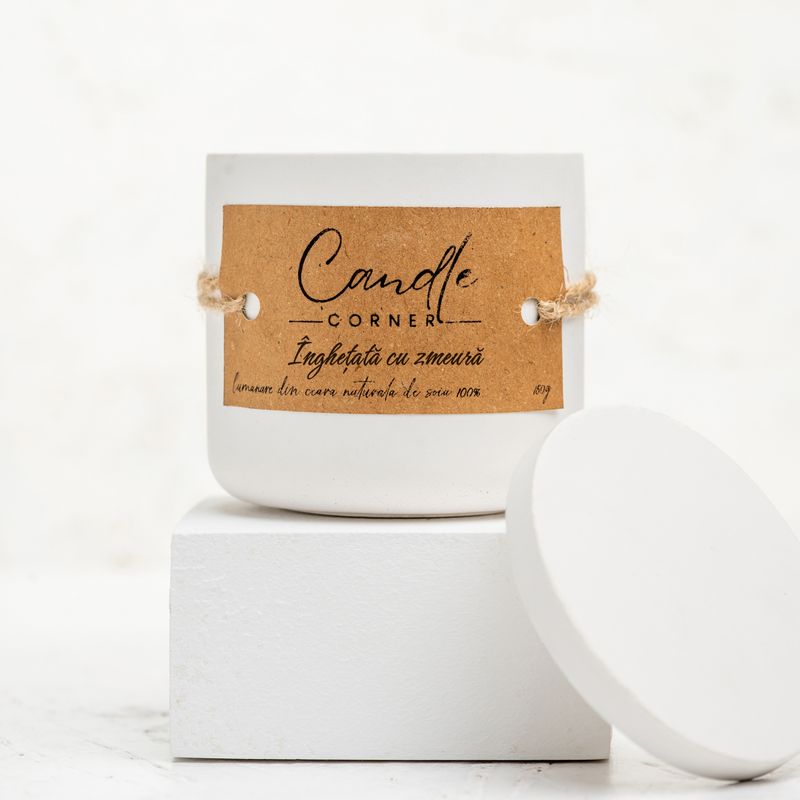 Casa si Gradina - Decoratiuni - Aromaterapie si lumanari - Lumanari si candele - Lumanare parfumata handmade din ceara naturala de soia 100%, aroma Inghetata cu zmeura, Recipient ceramic alb, 150 g - Infinity.ro