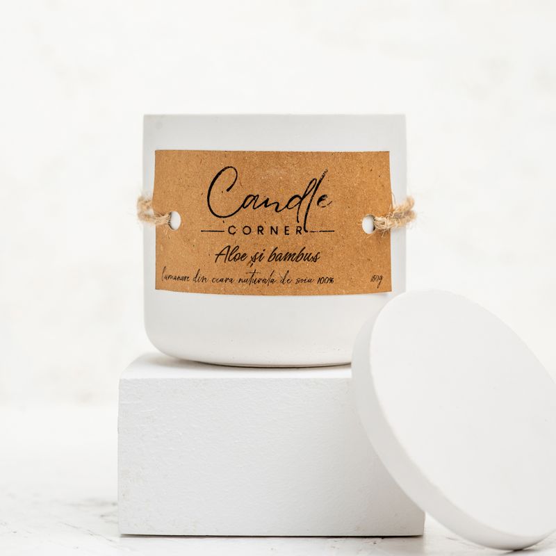 Casa si Gradina - Decoratiuni - Aromaterapie si lumanari - Lumanari si candele - Lumanare parfumata handmade din ceara naturala de soia 100%, aroma Aloe si bambus, Recipient ceramic alb, 150 g - Infinity.ro