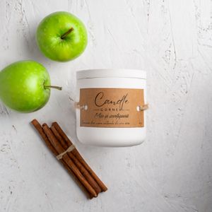 Set lumanare parfumata Mar si scortisoara, suport lumanare, accesoriu pentru stins lumanarea si foarfeca de taiat fitil