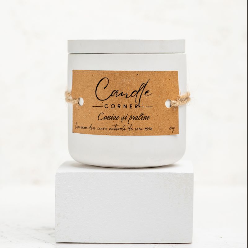 Casa si Gradina - Decoratiuni - Aromaterapie si lumanari - Lumanari si candele - Lumanare handmade din ceara naturala de soia 100%, aroma Coniac si praline, Recipient ceramic alb, 150 g - Infinity.ro
