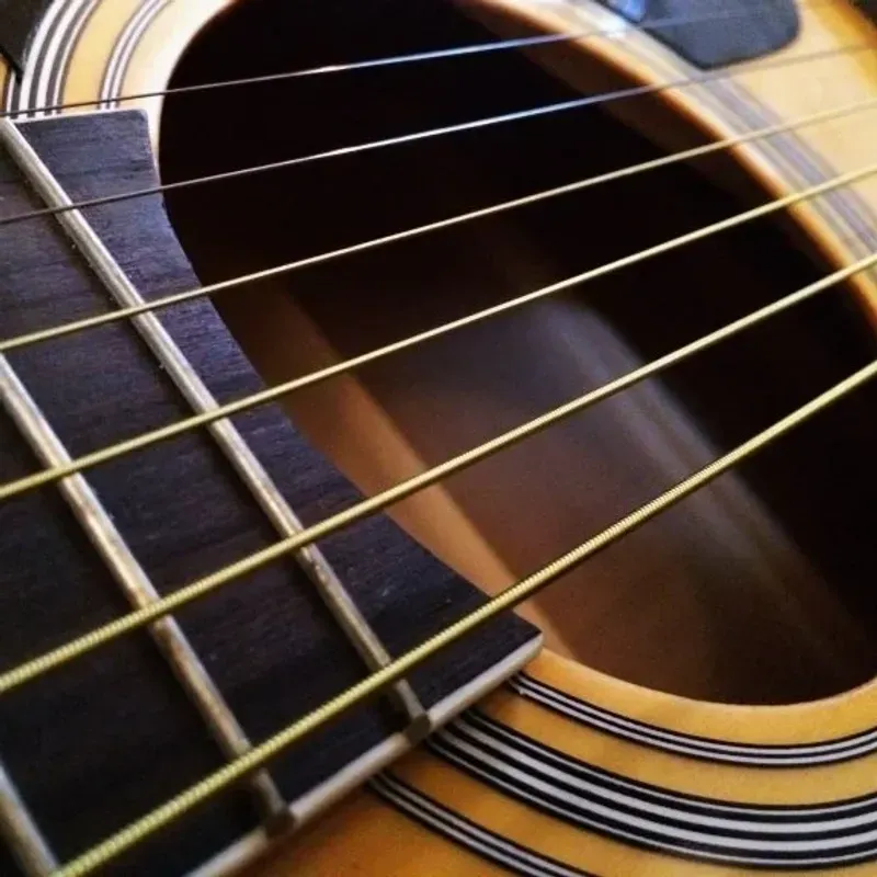 TV, Audio-Video si Foto - Instrumente muzicale - Instrumente clasice - Set corzi si chitara clasica din lemn, alb, 95 cm - Infinity.ro