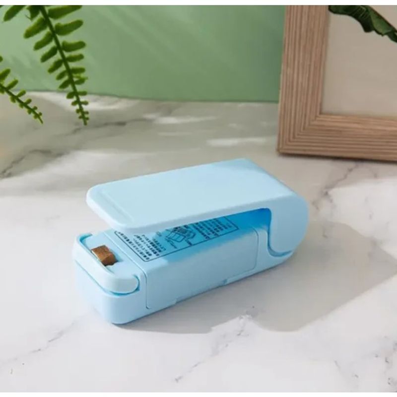 Market - Curatenie si intretinere casa - Produse bucatarie - Pungi si folii alimentare - Mini Aparat de Sigilat Pungi cu Baterii, Flippy, Etansare prin Caldura, Spate Magnetic, Portabil, 9.7x3 cm, Albastru - Infinity.ro