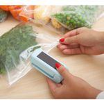 Market - Curatenie si intretinere casa - Produse bucatarie - Pungi si folii alimentare - Mini Aparat de Sigilat Pungi cu Baterii, Flippy, Etansare prin Caldura, Spate Magnetic, Portabil, 9.7x3 cm, Albastru - Infinity.ro