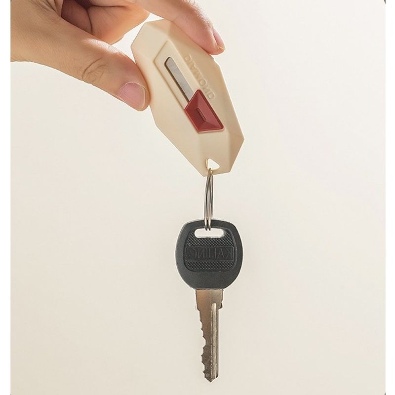 Carti si Birotica - Birotica - Accesorii de birou - Foarfece si cuttere - Cutter pentru Cutii, Flippy, Varf Rotunjit si Zimtat, Tip Breloc, 6.5x3.5 cm, Crem - Infinity.ro