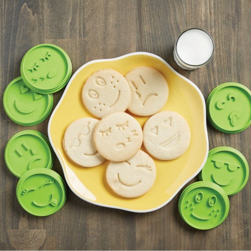 Casa si Gradina - Bucatarie si vesela - Ustensile bucatarie - Forme prajituri - Set 7 Forme de Prajituri, Flippy, Model Emoticoane Smiley Face, Diferite Expresii, 7.7 x 1.5 cm, din PP, Verde - Infinity.ro