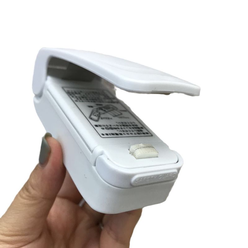 Market - Curatenie si intretinere casa - Produse bucatarie - Pungi si folii alimentare - Mini Aparat de Sigilat Pungi cu Baterii, Flippy, Etansare prin Caldura, Spate Magnetic, Portabil, 9.7x3 cm, Alb - Infinity.ro
