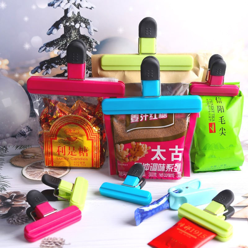 Casa si Gradina - Bucatarie si vesela - Ustensile bucatarie - Polonice, linguri si clesti de bucatarie - Cleste Multifunctional pentru Sigilarea Pungilor, Flippy, din Plastic, Mentine Alimentele Proaspete, 7x6.5 cm, Roz - Infinity.ro