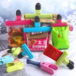 Casa si Gradina - Bucatarie si vesela - Ustensile bucatarie - Polonice, linguri si clesti de bucatarie - Cleste Multifunctional pentru Sigilarea Pungilor, Flippy, din Plastic, Mentine Alimentele Proaspete, 7x6.5 cm, Roz - Infinity.ro