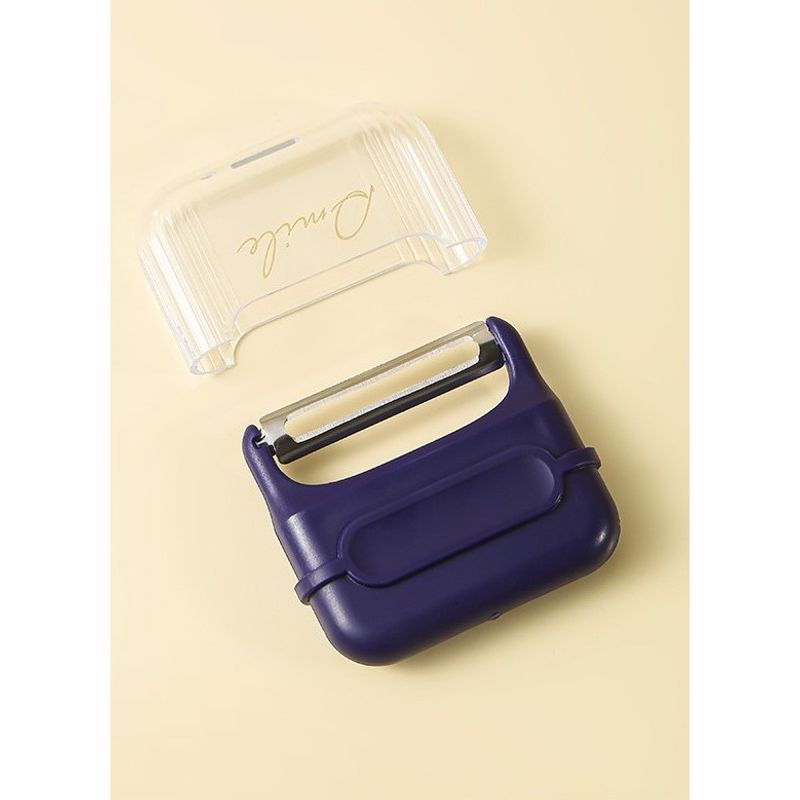 Casa si Gradina - Bucatarie si vesela - Ustensile bucatarie - Razatori si curatatoare - Decojitor/Curatator manual de legume si fructe, Flippy, portabil, cu magnet, doua lame, Inox, Mov, 6.7x6x1.6 cm - Infinity.ro