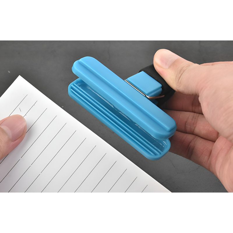 Casa si Gradina - Bucatarie si vesela - Ustensile bucatarie - Polonice, linguri si clesti de bucatarie - Cleste Multifunctional pentru Sigilarea Pungilor, Flippy, din Plastic, Mentine Alimentele Proaspete, 7x6.5 cm, Albastru - Infinity.ro