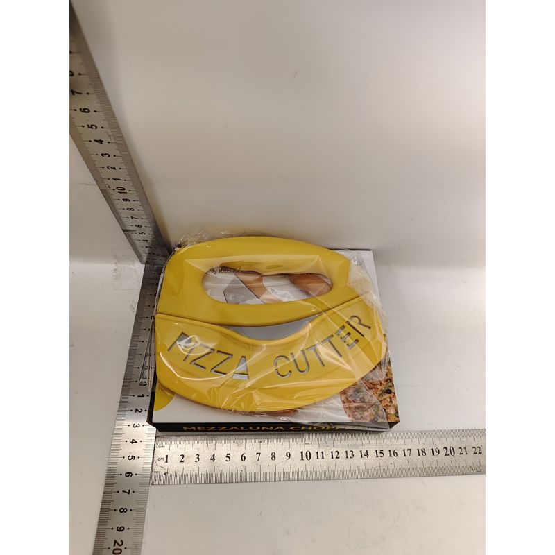 Casa si Gradina - Bucatarie si vesela - Vesela si tacamuri - Cutite si seturi de cutite - Cutit pentru taiat pizza Flippy, cu protectie din silicon pentru lama, inox, 15.5 cm, galben - Infinity.ro