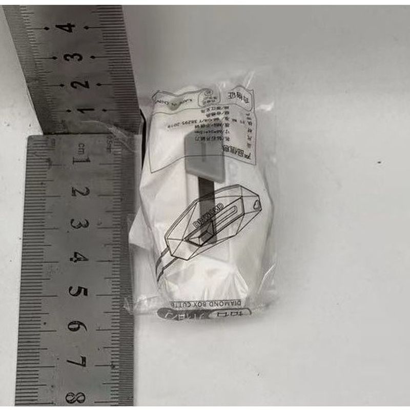 Carti si Birotica - Birotica - Accesorii de birou - Foarfece si cuttere - Cutter pentru Cutii, Flippy, Varf Rotunjit si Zimtat, Tip Breloc, 6.5x3.5 cm, Alb - Infinity.ro