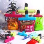 Casa si Gradina - Bucatarie si vesela - Ustensile bucatarie - Polonice, linguri si clesti de bucatarie - Cleste Multifunctional pentru Sigilarea Pungilor, Flippy, din Plastic, Mentine Alimentele Proaspete, 15x7.5 cm, Albastru - Infinity.ro