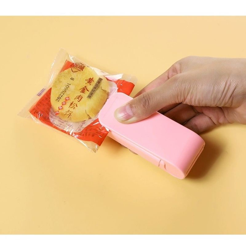 Market - Curatenie si intretinere casa - Produse bucatarie - Pungi si folii alimentare - Mini Aparat de Sigilat Pungi cu Baterii, Flippy, Etansare prin Caldura, Spate Magnetic, Portabil, 9.7x3 cm, Roz - Infinity.ro