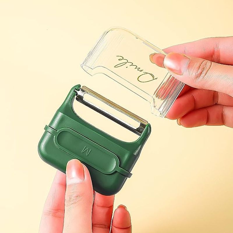Casa si Gradina - Bucatarie si vesela - Ustensile bucatarie - Razatori si curatatoare - Decojitor/Curatator manual de legume si fructe, Flippy, portabil, cu magnet, doua lame, Inox, Verde, 6.7x6x1.6 cm - Infinity.ro