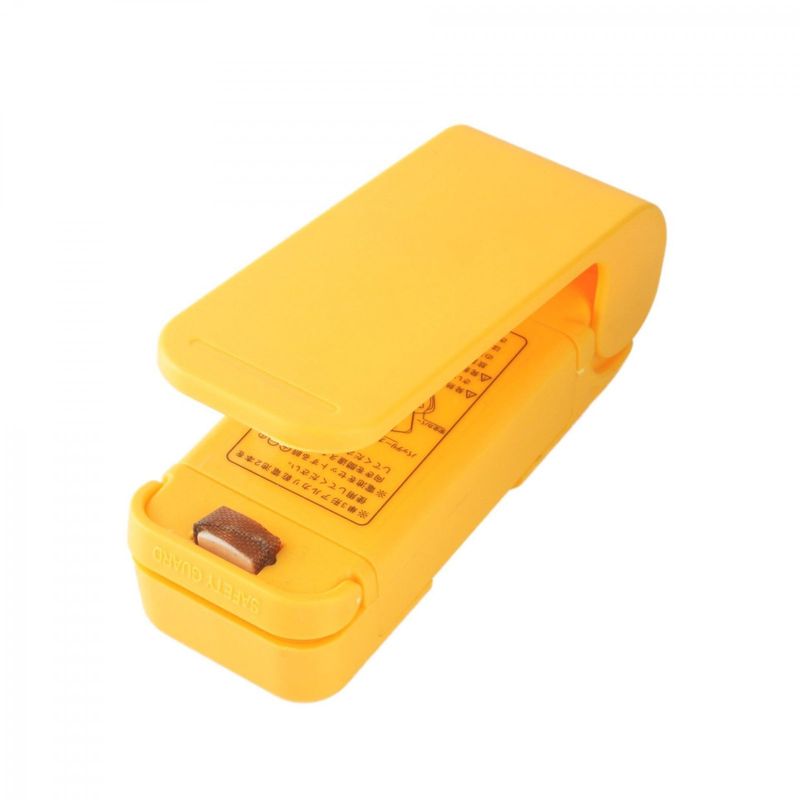 Market - Curatenie si intretinere casa - Produse bucatarie - Pungi si folii alimentare - Mini Aparat de Sigilat Pungi cu Baterii, Flippy, Etansare prin Caldura, Spate Magnetic, Portabil, 9.7x3 cm, Galben - Infinity.ro
