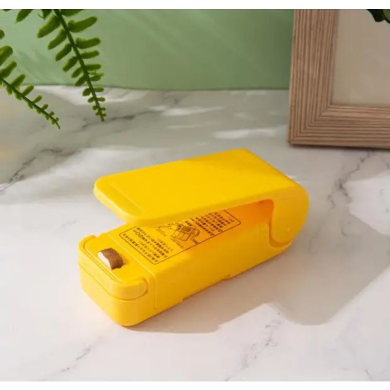 Market - Curatenie si intretinere casa - Produse bucatarie - Pungi si folii alimentare - Mini Aparat de Sigilat Pungi cu Baterii, Flippy, Etansare prin Caldura, Spate Magnetic, Portabil, 9.7x3 cm, Galben - Infinity.ro
