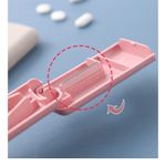 Ingrijire personala si Cosmetice - Sanatate si wellness - Aparate medicale - Accesorii medicale pentru recuperare si tratament - Dispozitiv taiere si depozitare medicamente, flippy, roz, plastic, 8 x 4 x 1.8 cm - Infinity.ro