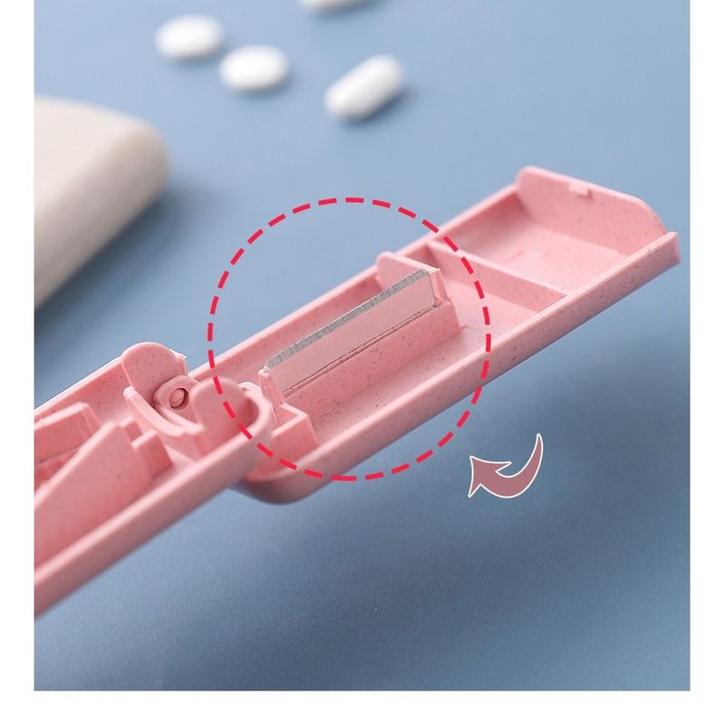 Ingrijire personala si Cosmetice - Sanatate si wellness - Aparate medicale - Accesorii medicale pentru recuperare si tratament - Dispozitiv taiere si depozitare medicamente, flippy, roz, plastic, 8 x 4 x 1.8 cm - Infinity.ro