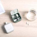 Ingrijire personala si Cosmetice - Sanatate si wellness - Aparate medicale - Accesorii medicale pentru recuperare si tratament - Cutie depozitare medicamente mini, flippy, 4 compartimente, inchidere etans, portabila, patrat, gri, pp, 7.5x7.5x3 cm - Infinity.ro