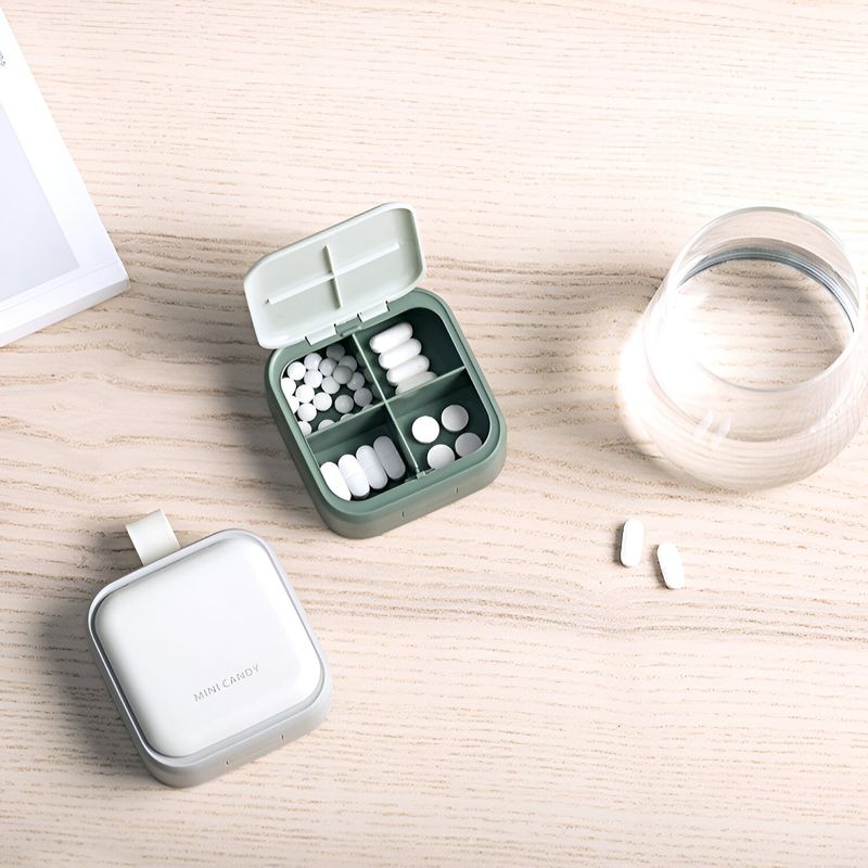 Ingrijire personala si Cosmetice - Sanatate si wellness - Aparate medicale - Accesorii medicale pentru recuperare si tratament - Cutie depozitare medicamente mini, flippy, 4 compartimente, inchidere etans, portabila, patrat, gri, pp, 7.5x7.5x3 cm - Infinity.ro