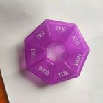 Ingrijire personala si Cosmetice - Sanatate si wellness - Aparate medicale - Accesorii medicale pentru recuperare si tratament - Cutie separator medicamente cu zilele saptamanii, flippy, plastic, 7 compartimente, mov - Infinity.ro