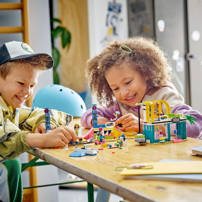 Jucarii, Copii si Bebe - Jucarii si jocuri - Seturi de constructie si cuburi - Seturi de constructie - Lego friends parc de skateboarding 41751 - Infinity.ro