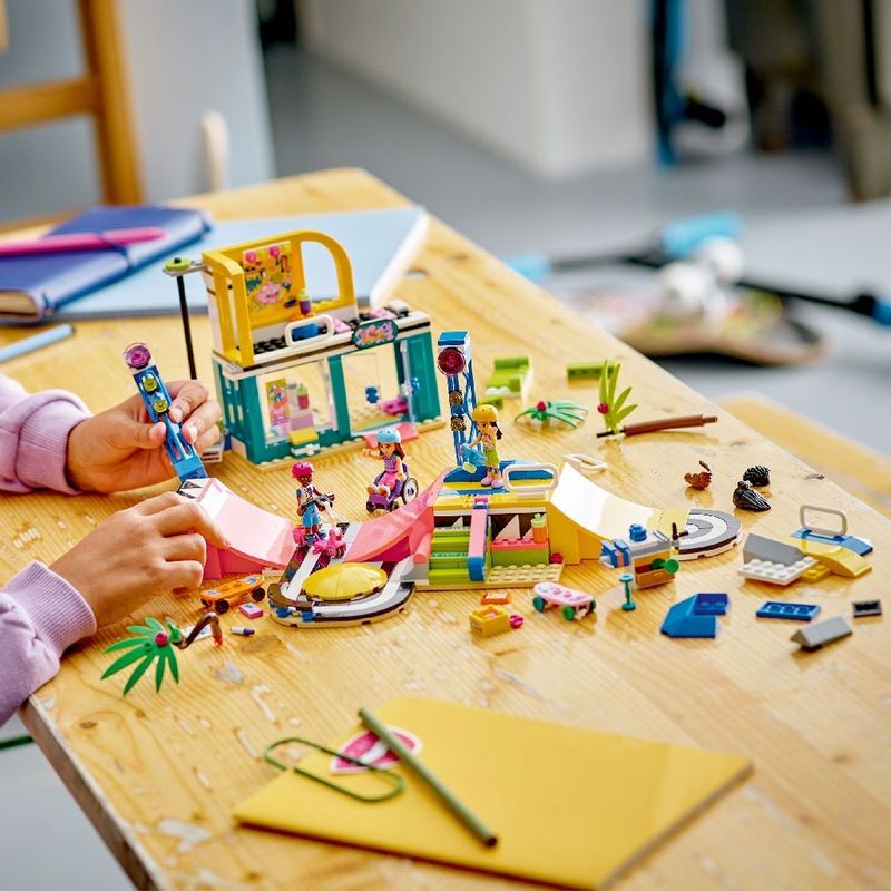 Jucarii, Copii si Bebe - Jucarii si jocuri - Seturi de constructie si cuburi - Seturi de constructie - Lego friends parc de skateboarding 41751 - Infinity.ro