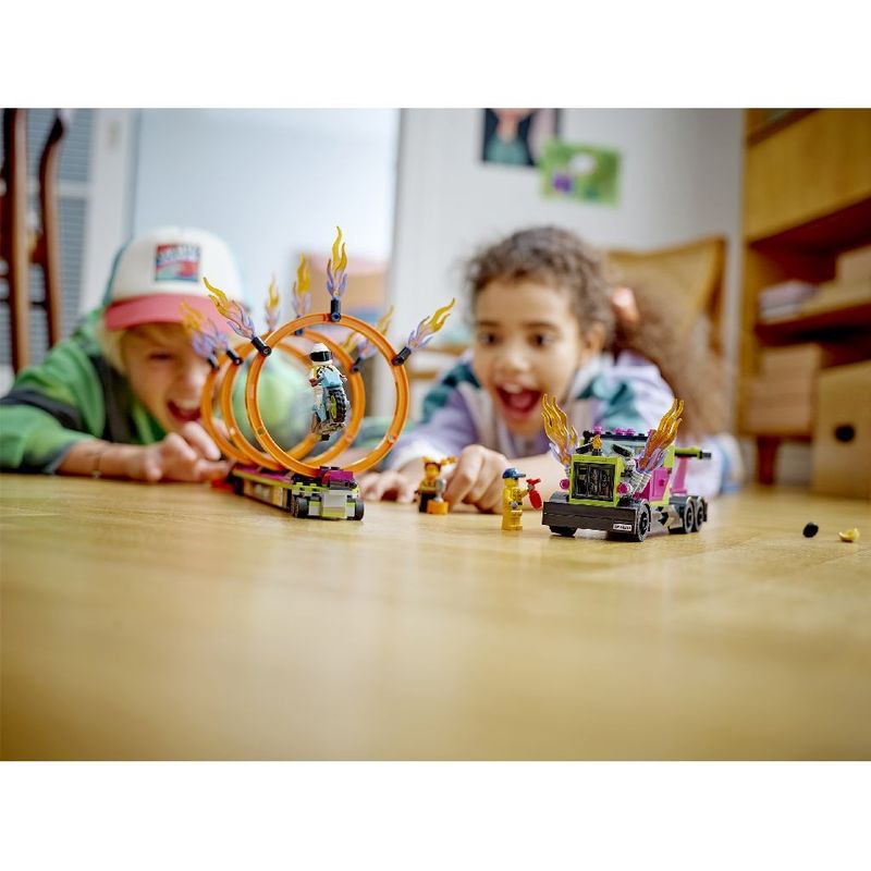 Jucarii, Copii si Bebe - Jucarii si jocuri - Seturi de constructie si cuburi - Seturi de constructie - Lego city camion de cascadorie si provocarea cercurilor de foc 60357 - Infinity.ro