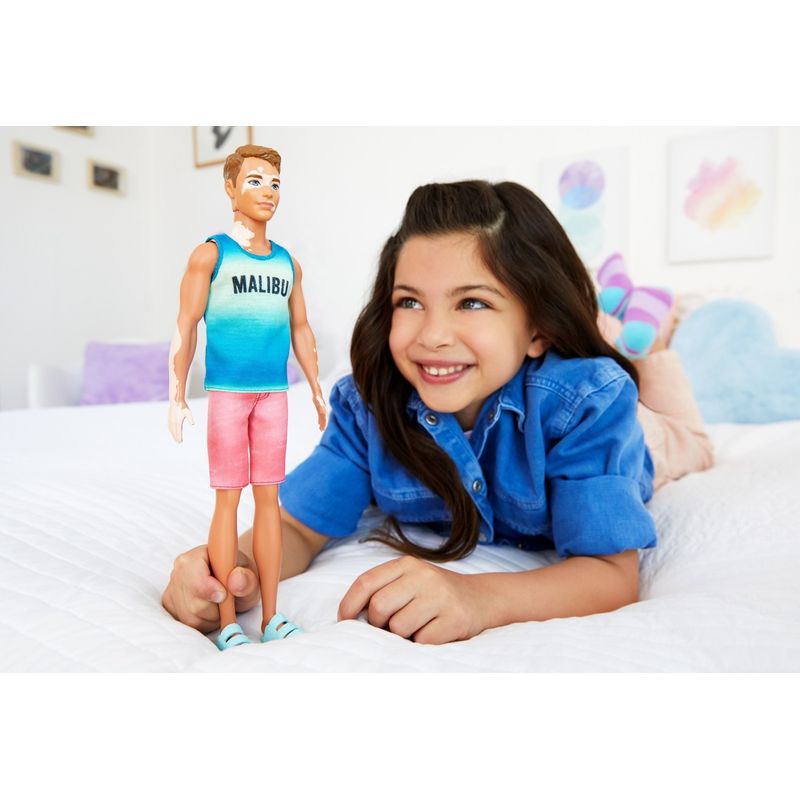 Jucarii, Copii si Bebe - Jucarii si jocuri - Papusi si accesorii - Papusi - Barbie papusa baiat fashionistas cu maiou - Infinity.ro