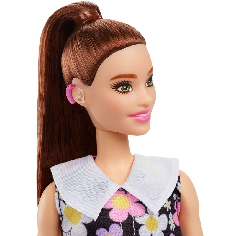 Jucarii, Copii si Bebe - Jucarii si jocuri - Papusi si accesorii - Papusi - Papusa Barbie fashionista satena cu rochie cu imprimeu floral - Infinity.ro