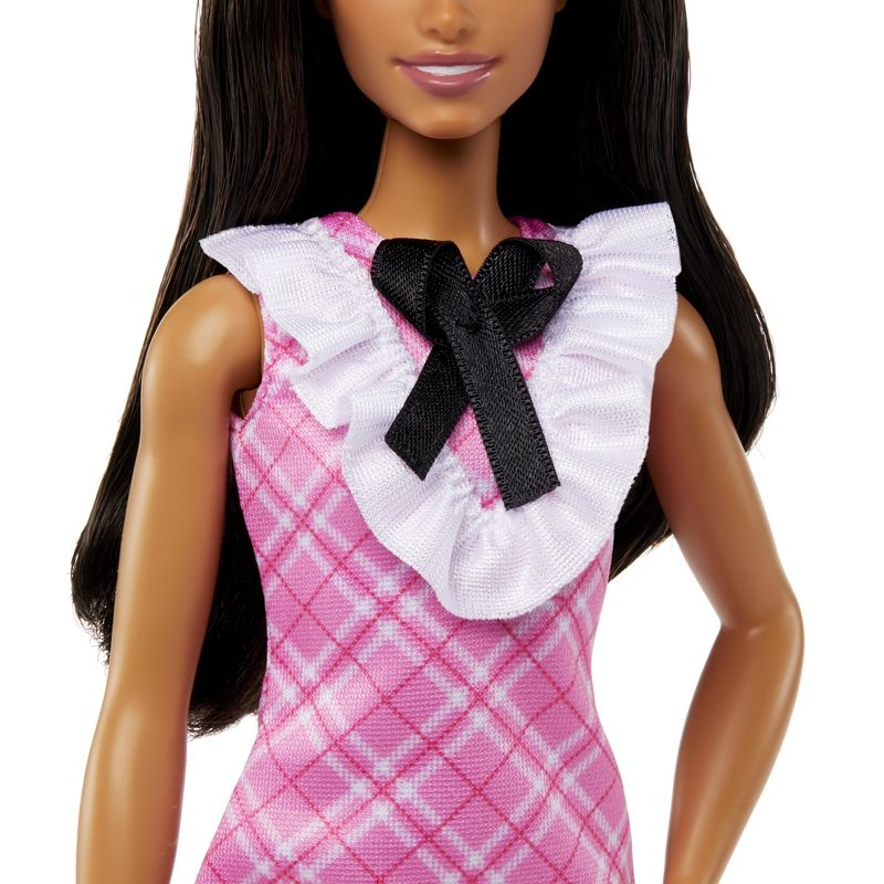 Jucarii, Copii si Bebe - Jucarii si jocuri - Papusi si accesorii - Papusi - Papusa Barbie fashionista bruneta cu bentita - Infinity.ro