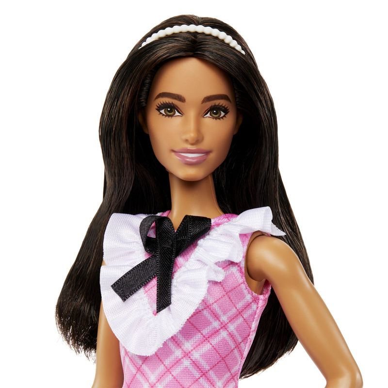 Jucarii, Copii si Bebe - Jucarii si jocuri - Papusi si accesorii - Papusi - Papusa Barbie fashionista bruneta cu bentita - Infinity.ro