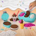 Jucarii, Copii si Bebe - Jucarii si jocuri - Jucarii & jocuri educative - Pasta, lut si nisip modelabil - Kinetic sand set inghetata si prajiturele colorate si parfumate - Infinity.ro