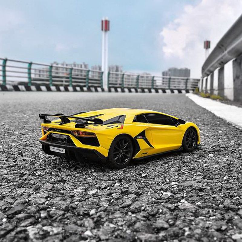 Jucarii, Copii si Bebe - Jucarii si jocuri - Vehicule si jucarii cu telecomanda - Masinute - Masina cu telecomanda lamborghini aventador svj galben cu scara 1 la 24 - Infinity.ro