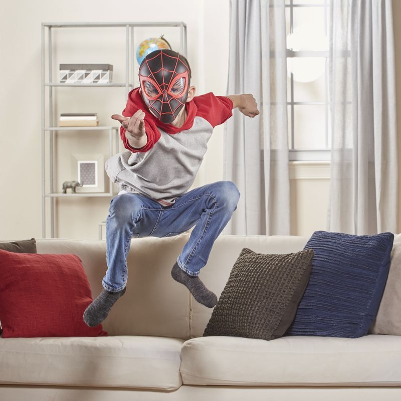 Jucarii, Copii si Bebe - Jucarii si jocuri - Jucarii de rol - Masti si costume copii - Masca lui spider-man seria miles morales - Infinity.ro