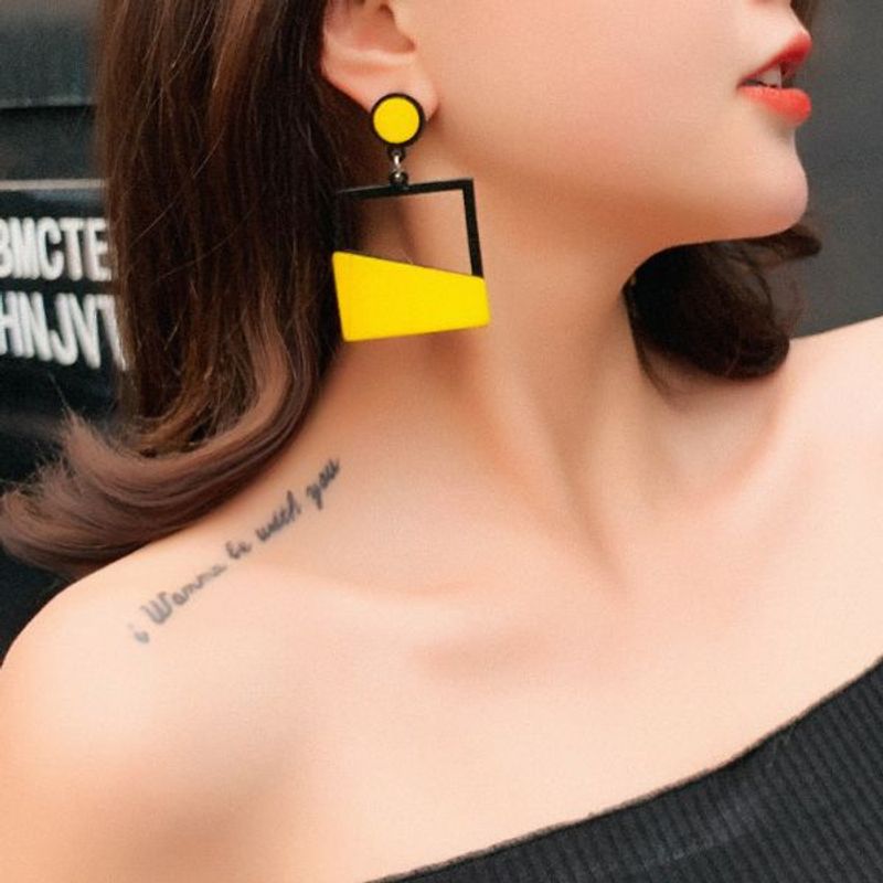 Fashion, accesorii si bijuterii - Femei - Bijuterii femei - Cercei femei - Cercei Gold Filigree, forma patrat, Galben cu Negru, 6 cm - Infinity.ro