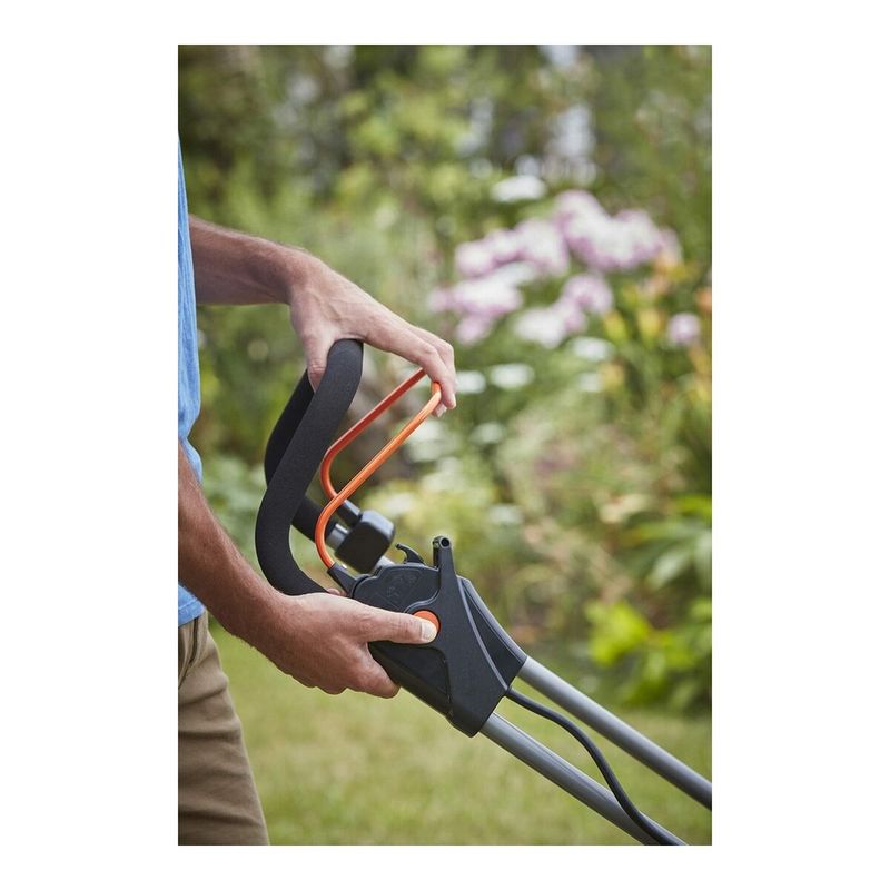 Casa si Gradina - Gradinarit si plante - Utilaje gradina - Masini de tuns iarba - Masina de tuns iarba Black & Decker BCMW3318L2-QW 18 V - Infinity.ro