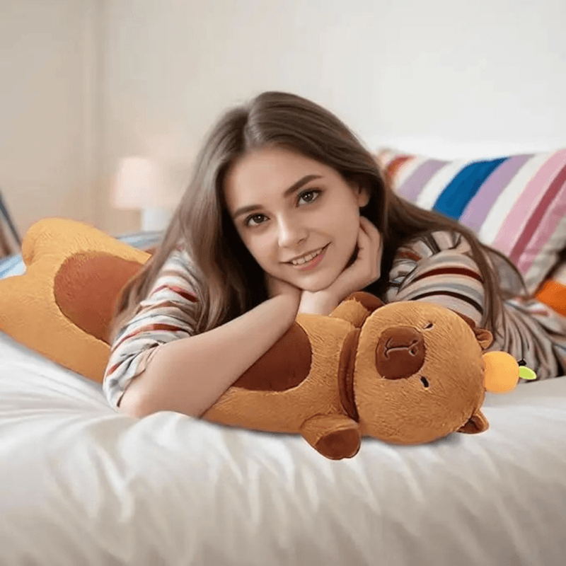 Jucarii, Copii si Bebe - Jucarii si jocuri - Jucarii de plus - Jucarie Plus Tip Perna Capybara, pentru copii +3ani si adulti, lungime 65cm, culoare Maro ABYZ™ - Infinity.ro