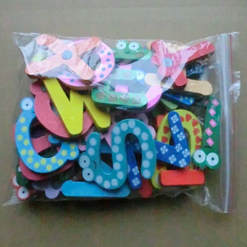 Jucarii, Copii si Bebe - Jucarii si jocuri - Jucarii & jocuri educative - Jocuri si jucarii educative - Set 26 magneti de frigider pentru copii, flippy, model alfabet a-z, figurine amuzante, din lemn, multicolor - Infinity.ro