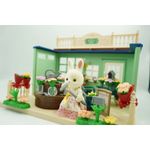 Jucarii, Copii si Bebe - Jucarii si jocuri - Papusi si accesorii - Casute de papusi si mobilier - Casa de papusi, magazin cu flori, cu mobilier si figurine - Infinity.ro