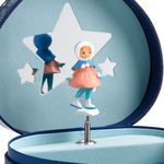 Jucarii, Copii si Bebe - Jucarii si jocuri - Jucarii de rol - Instrumente muzicale de jucarie - Cutie muzicala Patinatoare, Djeco - Infinity.ro