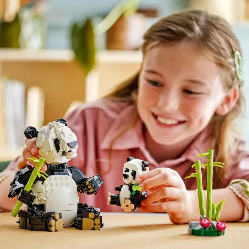 Jucarii, Copii si Bebe - Jucarii si jocuri - Seturi de constructie si cuburi - Seturi de constructie - Lego creator animale salbatice: familia de ursi panda 31165 - Infinity.ro